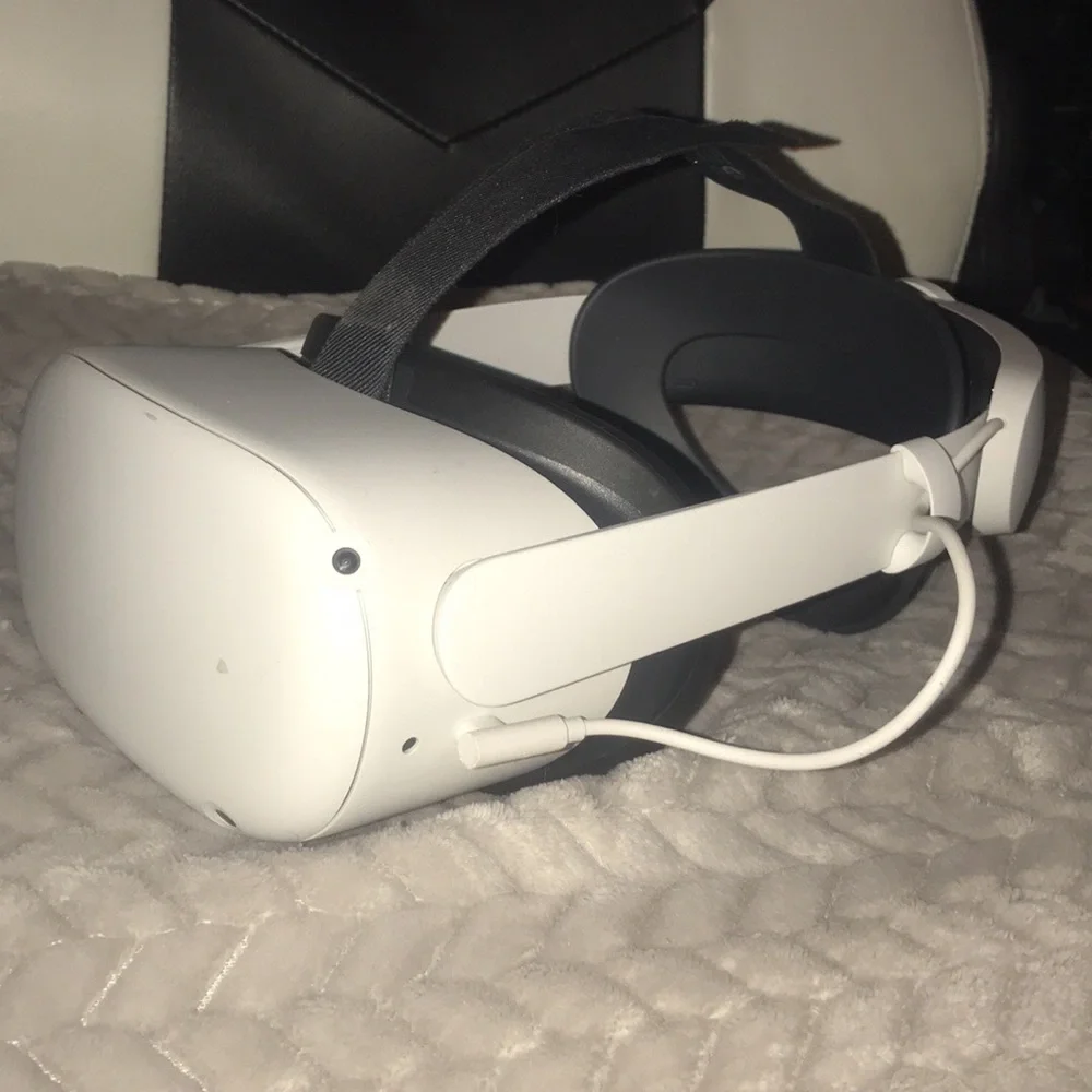 Oculus Quest 2 With Extended Battery Pack And Carrying Case